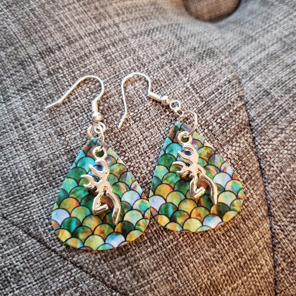 Browning deer head charm/guitar pick earrings ❤